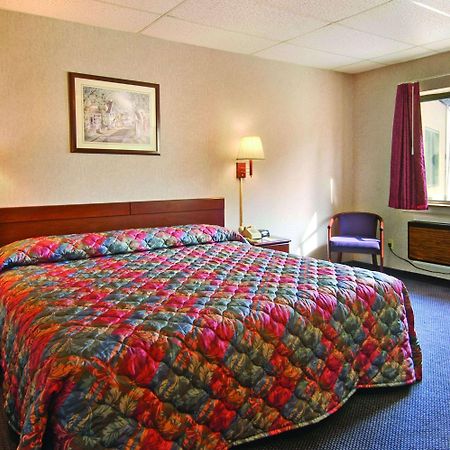Travelodge By Wyndham Cleveland Lakewood Rom bilde