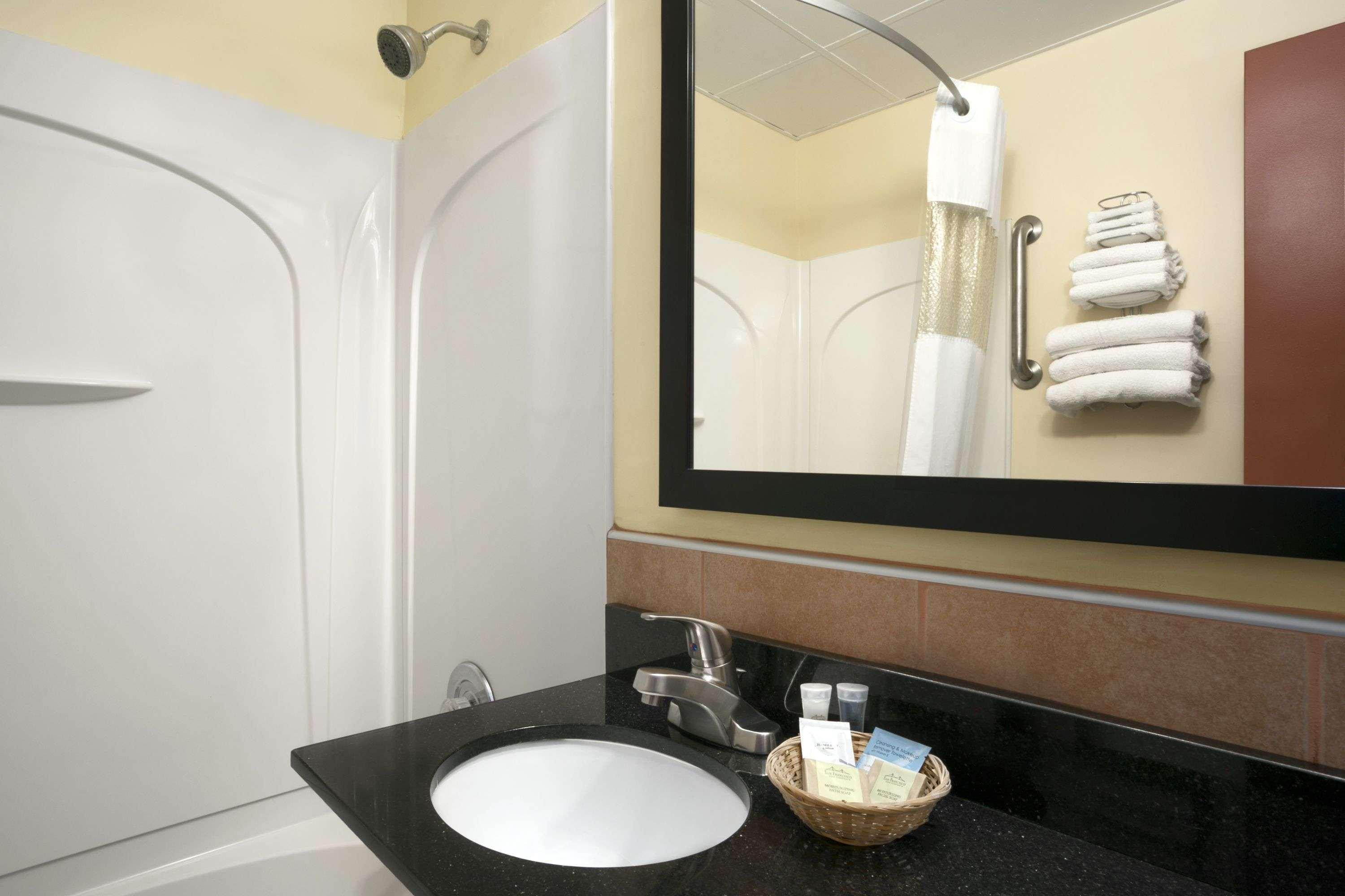 Travelodge By Wyndham Cleveland Lakewood Eksteriør bilde