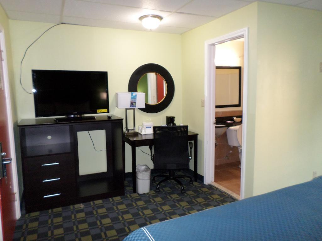 Travelodge By Wyndham Cleveland Lakewood Eksteriør bilde