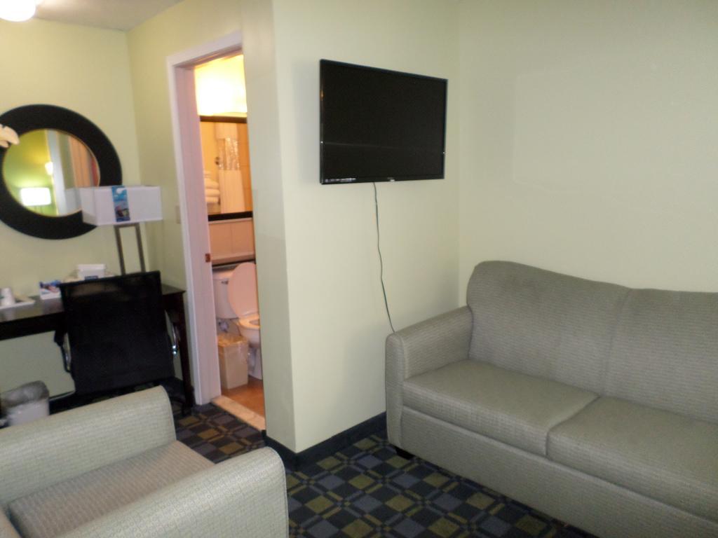 Travelodge By Wyndham Cleveland Lakewood Eksteriør bilde