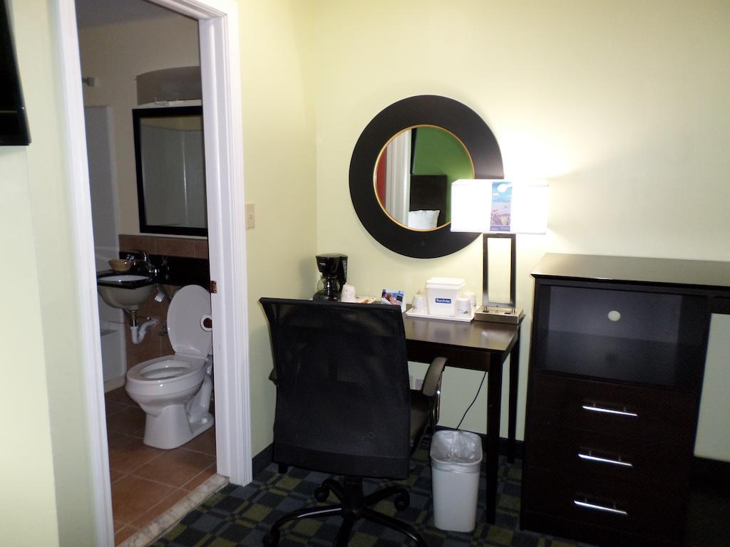 Travelodge By Wyndham Cleveland Lakewood Eksteriør bilde